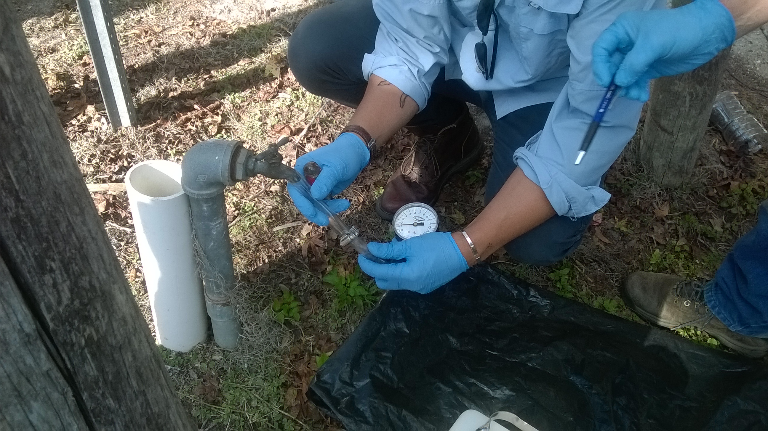 DEP sampler using a pressure gauge to measure water column height in a flowing artesian well