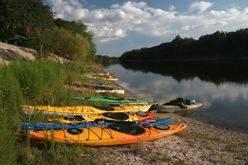 kayaks-along-the-Suwannee-at-Branford-by-Doug-Alderson-lr